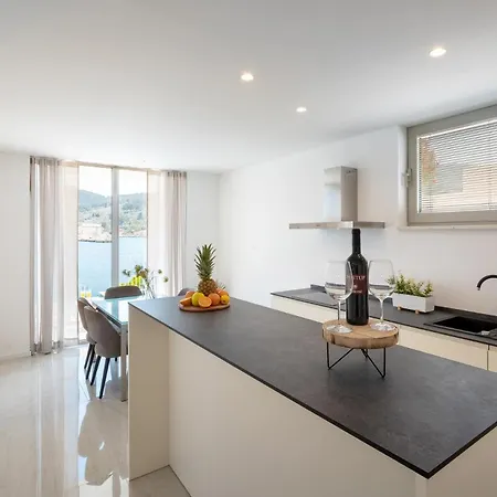 Luxury & Stylish Maslina 10 M From The Sea