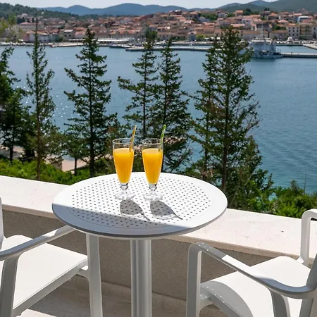 Luxury & Stylish Maslina 10 M From The Sea