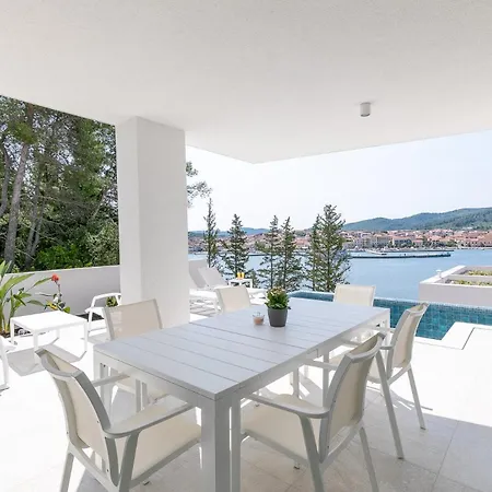 Luxury & Stylish Maslina 10 M From The Sea